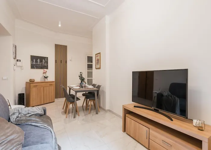 The Rent - Bright Two-bedrooms In Testaccio Area Apartment *
